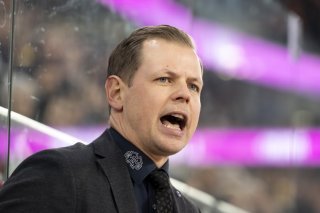 Le HC Bienne a prolongé le contrat de son entraîneur Martin Finlander jusqu'à la fin de la saison 2026/27. (Archives) KEYSTONE/ANTHONY ANEX
